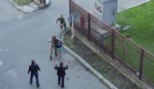 Un militaire russe désarme un acteur en plein tournage