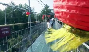 Balade vertigineuse sur un pont de verre à 180 mètres de haut