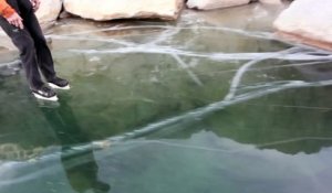 Faire du patin à glace sur une rivière gelée complètement transparente