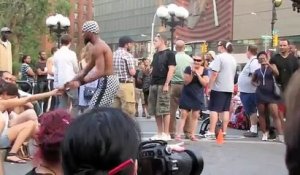Un accrobate de rue à New york fait des tours de fou.