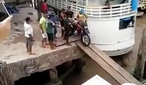 Il tente de charger sa moto sur un bateau mais tout ne se passe pas comme prévu !