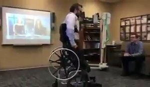 Cette chaise roulante se transforme pour aider les handicapés