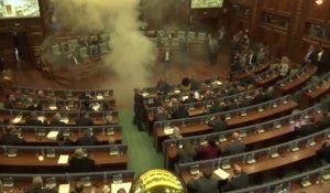 Un député lance du gaz lacrymogène en pleine séance au parlement au Kosovo