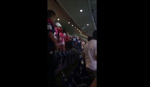 Baston entre 2 fans de NFL qui vont se jeter dans les escaliers du stade - Houston Texans