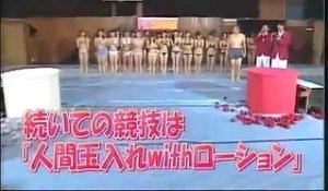 Japon : les candidats glissent sur le corps des jolies jeunes femmes en bikini