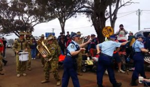 Petit moment de détente entre l’armée et la police australienne