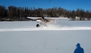 Le pilote de cet avion va s'éclater sur un lac gelé puis ....