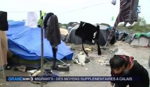 Bernard Cazeneuve dans la "jungle" de Calais