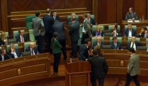 Kosovo: l’opposition antiserbe déclenche des gaz lacrymogènes dans le Parlement