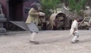 Enfant moine donne un cours de Kung-fu Shaolin à Jackie Chan