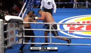 Un boxeur supplie l'arbitre d'arrêter le combat