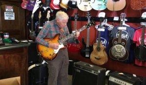 Ce papy de 80 ans bluffe les clients d'un magasin avec sa guitare