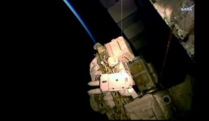 La sortie dans l'espace de deux astronautes américains, en 42 secondes