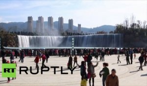 La Chine surprend les visiteurs par une impressionnante cascade artificielle de 400 mètres de large