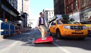 Aladdin surfe sur un tapis volant dans les rues de New-York