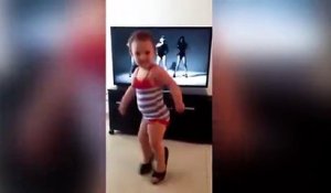 Une fillette danse avec les chaussure à talon de sa maman!!! Trop mignon