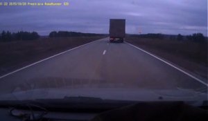 Doubler un camion en russie... Raté! Gros accident