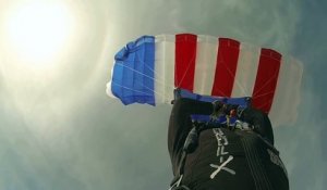 Un Skydiver met le feu à son parachute avant d'ouvrir son parachute de secours