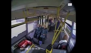 En Russie, un chauffeur de bus s'endort au volant et se crashe !