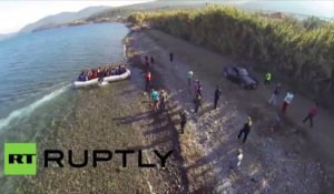 Grèce : images aériennes d’un bateau de réfugiés arrivant à Mytilène