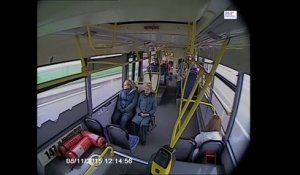 Un chauffeur de bus s'endort au volant