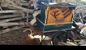 Smooth Criminal played on barrel organ is pure gold!! Michael Jackson Cover