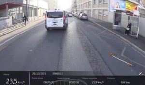 Un chauffard essaie d'écraser un cycliste à Lyon... Dingue!