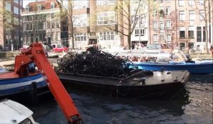 Repêcher des milliers de vélo dans le canal d'Amsterdam