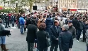 Avranches : rassemblement place de la mairie en hommage aux victimes des attentats de Paris