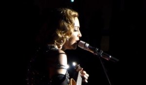 Madonna chante "La vie en rose" à Stockholm