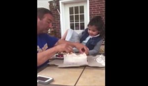 La tête dans le gateau... petite fille piégée par son papa