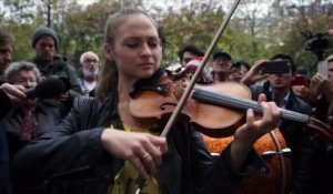 Attentats de Paris: Une violoniste russe se produit devant le Bataclan en hommage aux victimes