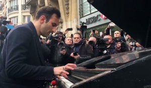 Un pianiste joue Imagine devant le Bataclan