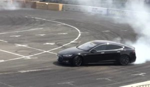 Un japonais fait du Drifting avec la TESLA Model S
