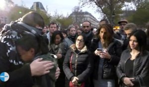 Un musulman les yeux bandés demande des calins place de la république à Paris