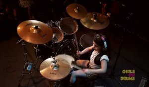 Une fillette de 5 ans joue du System Of A Down à la batterie - Chop Suey