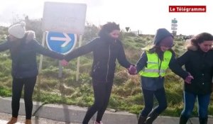 Commana (29). Les parents du collège menacé manifestent