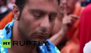 Les réfugiés se cousent lèvres en signe de protestation en Grèce