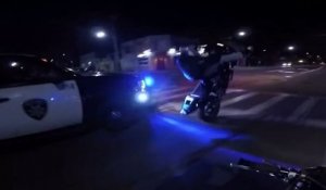 Un motard fait des stunts devant la police
