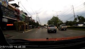 Un passager d’un scooter donne un coup de pied dans un taxi et se fait punir