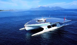Ségolène Royal visite PlanetSolar, le bateau solaire amarré pour cinq jours à Paris