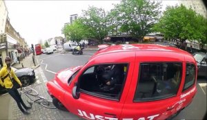 La vidéo d'un accident divise le web !! Entre le cycliste et le taxi qui est en tort ?