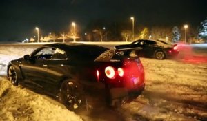 Une Nissan GTR fait des drifts dans la neige