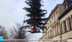 La mise en place des sapins de Noël sur les quais de Seine de Troyes le 26 novembre 2015