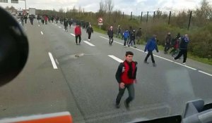 Un chauffeur routier en colère essaye d'écraser des migrants à Calais