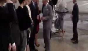 Exclu Vidéo : L’épouse du prince Charles, Camilla : fait une arrivée burlesque au sommet du Commonwealth à Malte !