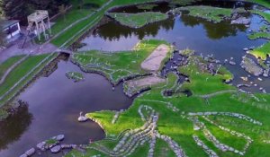 Les berges d'un lac transformées en une carte du monde géante de 4000 m2