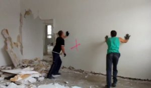 Un polonais utilise une technique magique pour démolir une cloison