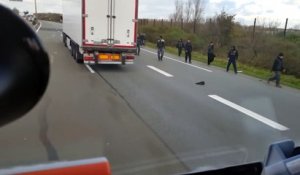 Calais : un routier menace d’écraser des migrants