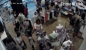 Une femme pickpocket vole un iPhone dans un magasin de fringue... Habile